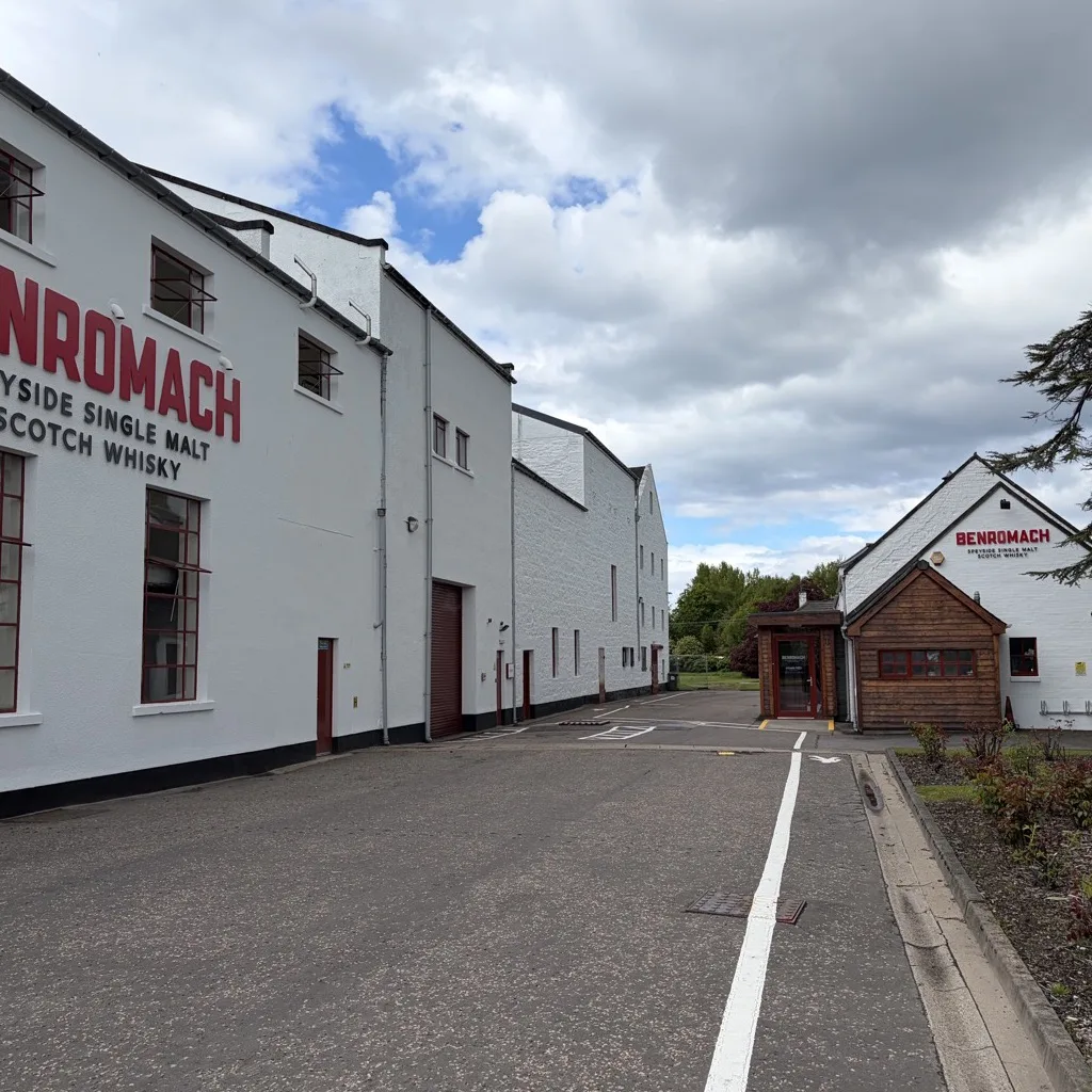 Die Fassade der Benromach Distillery in Forres mit rotem Schriftzug