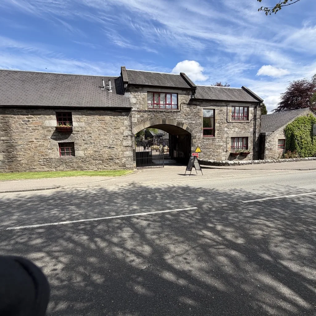 Die efeubewachsene Steinfassade der Blair Athol Distillery in Pitlochry