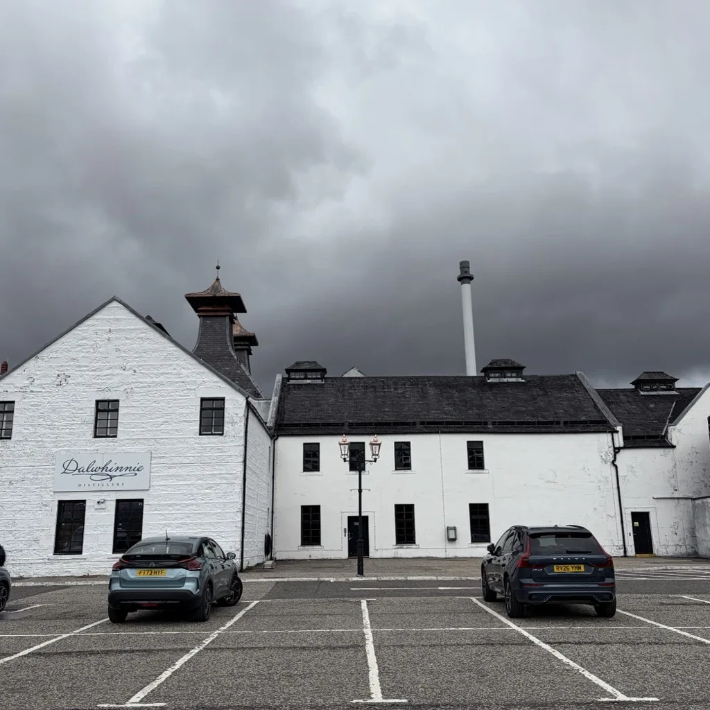 Die weißen Gebäude der Dalwhinnie Distillery mit Pagodendach in den schottischen Highlands