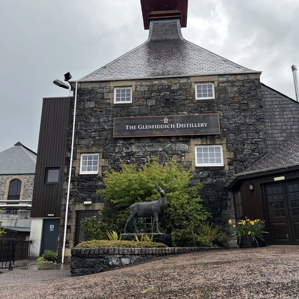 Das Besucherzentrum der Glenfiddich Distillery in Dufftown mit bronzener Hirschstatue