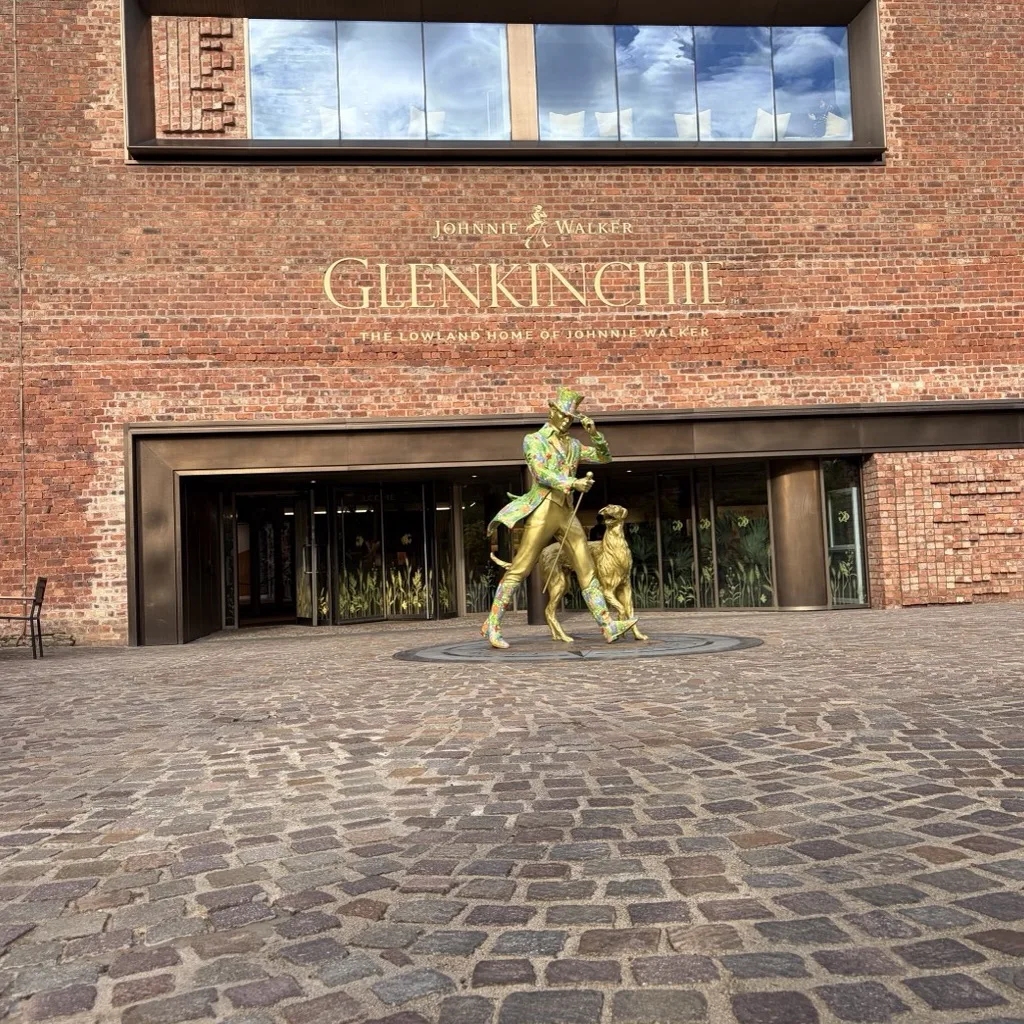 Das Besucherzentrum der Glenkinchie Distillery in Pencaitland mit goldener Statue am Eingang