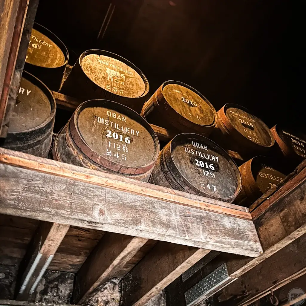 Das Warehouse der Oban Distillery mit Fässern aus 2016