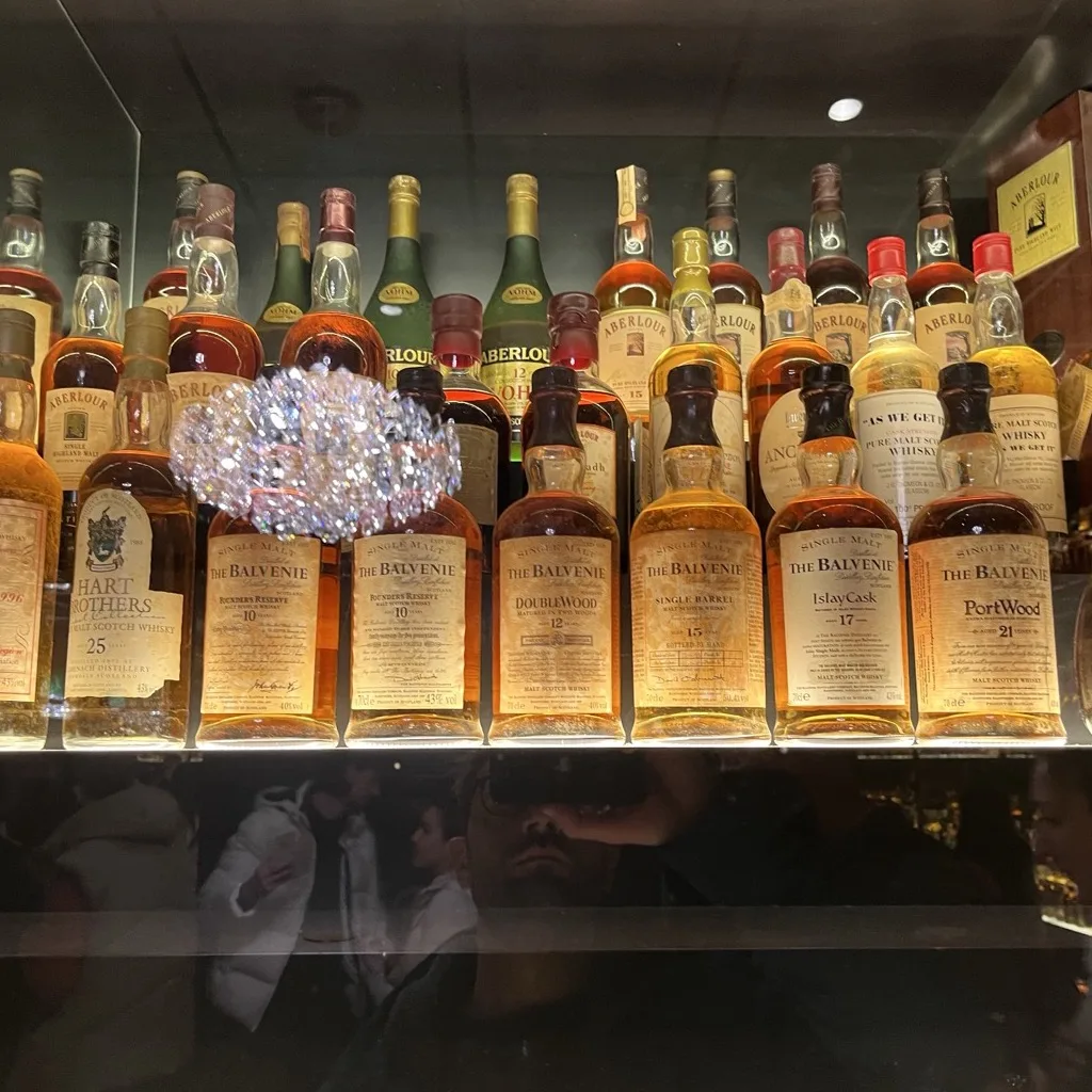 Eine Reihe seltener Balvenie-Abfüllungen in einer Vitrine der Claive Vidiz Collection