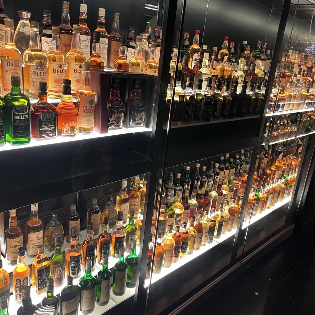 Beleuchtete Glasvitrinen voller Whiskyflaschen in der Scotch Whisky Experience in Edinburgh