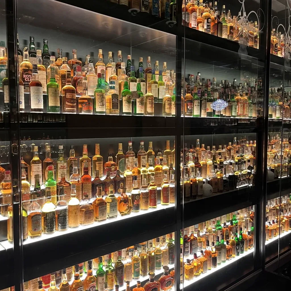 Die beleuchteten Vitrinen der Claive Vidiz Collection in der Scotch Whisky Experience in Edinburgh