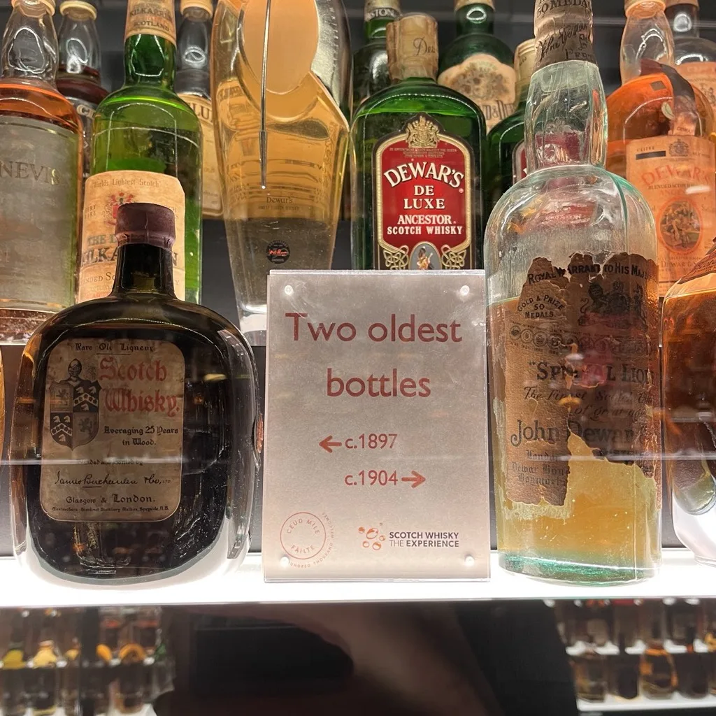 Hinweisschild „Two oldest bottles" mit den ältesten Flaschen der Sammlung von rund 1897 und 1904