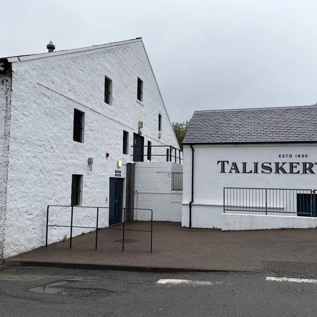 Der Eingang der Talisker Distillery in Carbost auf der Insel Skye